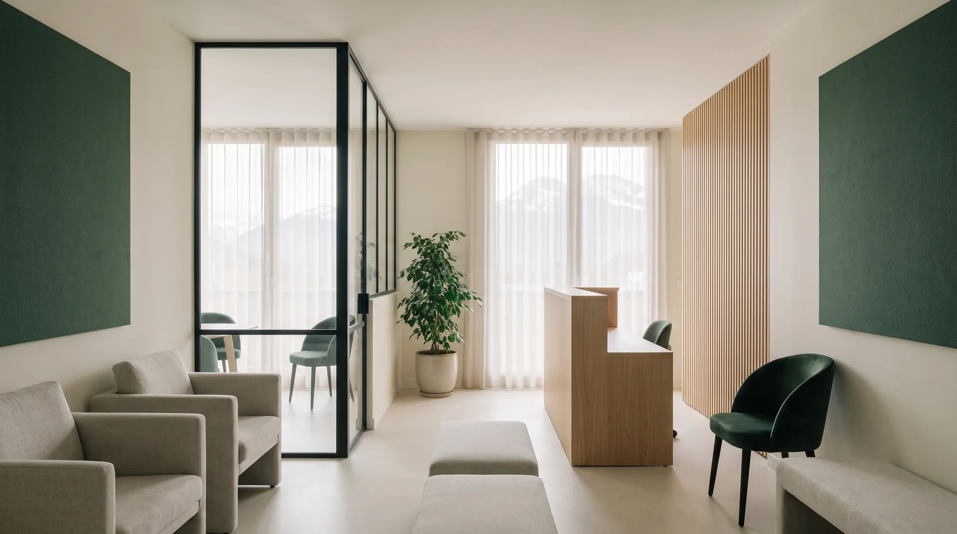 Salle d'attente du cabinet : fauteuils grège et vert sapin, banque d'accueil en chêne clair, lumière naturelle sur les montagnes de Chambéry