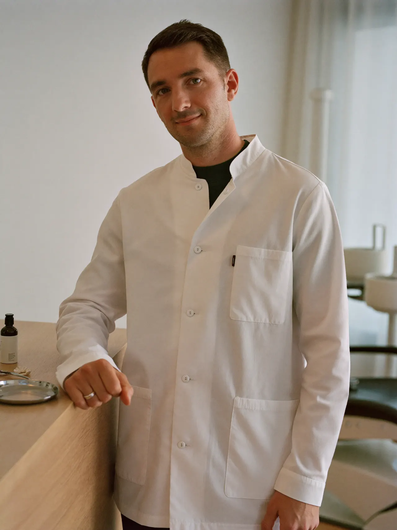 Portrait du Dr Antoine Moreau en blouse blanche dans son cabinet